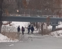 В  Смоленской области детишки устроили опасные игры на тонком льду